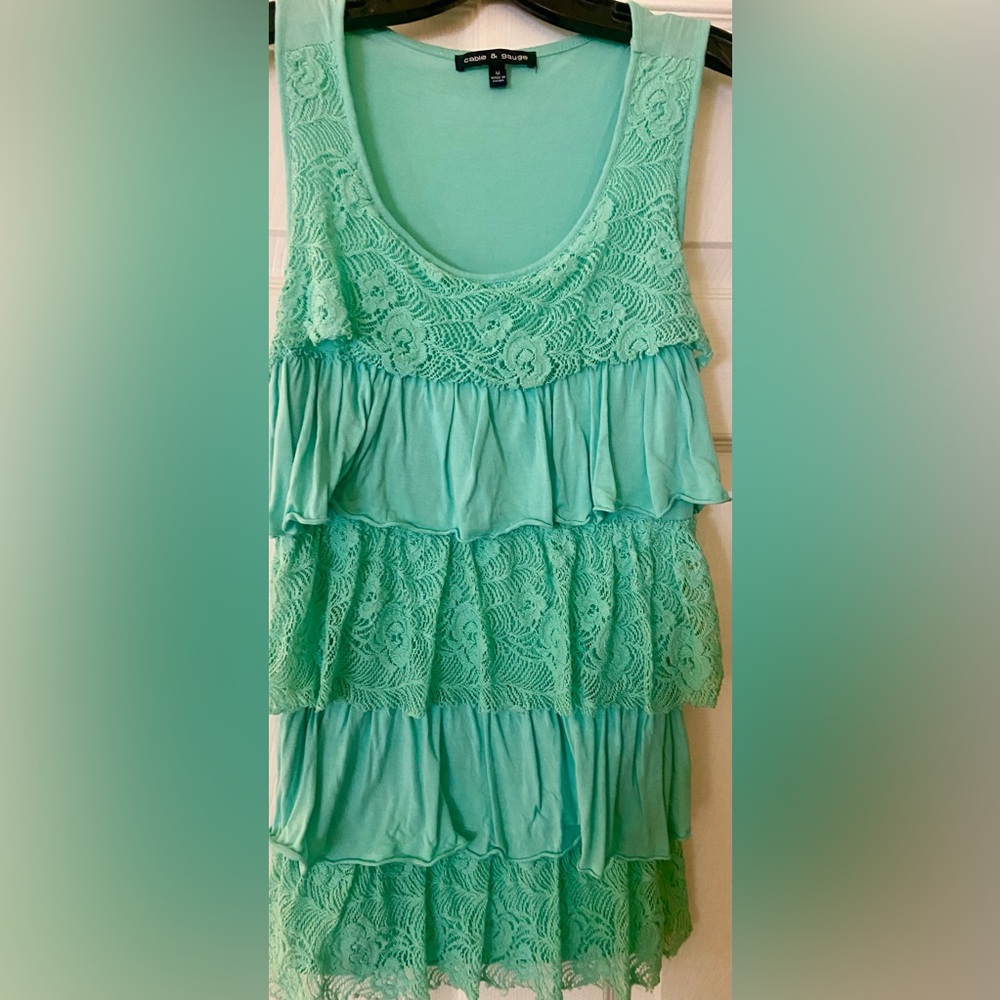 CABLE AND GAUGE SIZE M SLEEVELESS LACEY RUFFLED FRONT TOP LIKE NEW CONDITION!!!